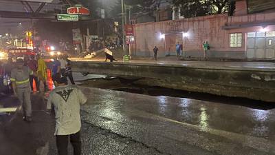 Personas quedan atrapadas tras hundimiento en Villa Nueva