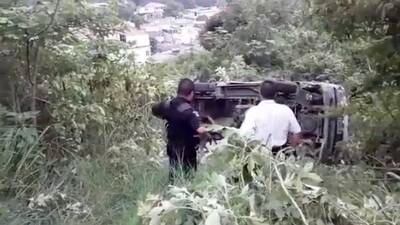 VIDEO. Bus escolar cae a un barranco en la antigua ruta a Amatitlán