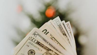 Misterioso Santa Claus deja sobres con dinero en buzones de vecindario