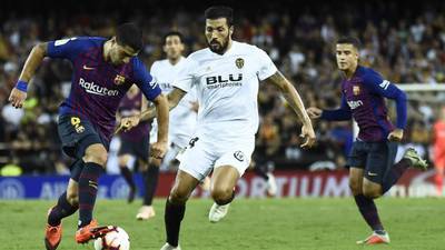 El Barça tropieza en Mestalla y cede el liderato al Sevilla