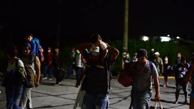 Caravana de hondureños parte hacia Estados Unidos, pese al Covid-19