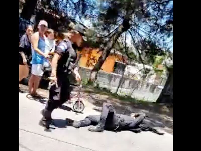 VIDEO: PNC herido tras ser atropellado por motorista en Mixco