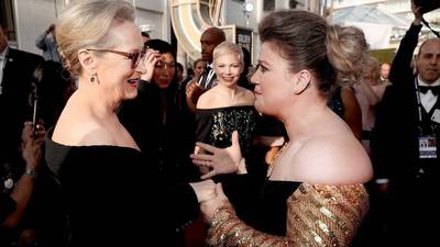 Como una fan, Kelly Clarkson enloquece al conocer a Meryl Streep en los Golden Globes