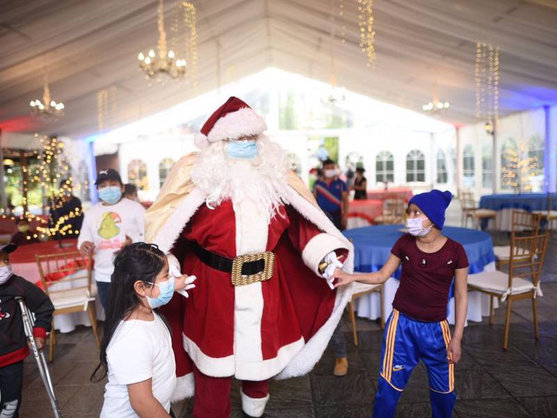 EN IMÁGENES. Niños con cáncer reciben una especial visita para celebrar Navidad
