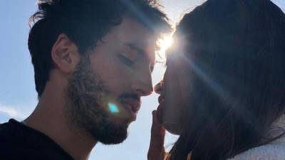 FOTO. El beso que confirma la relación entre Sebastián Yatra y Tini Stoessel