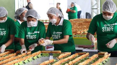 México rompe Récord Guinness y hace la fila de hot-dogs más larga del mundo