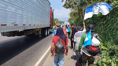 &#34;Caravanita de la paz&#34; de hondureños avanza hacia la frontera con México