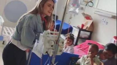 ¡Feliz Navidad! Stephanie Zelaya y Napoleón Robleto sorprenden a niños del Hospital San Juan de Dios