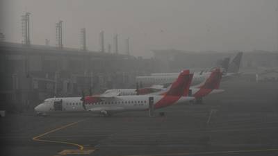 Suspenden vuelos en aeropuerto La Aurora por presencia de neblina