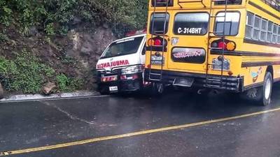 Bus extraurbano choca a ambulancia que llevaba a mujer embarazada