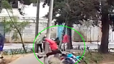 VIDEOS. Motorista muere en brutal accidente tras chocar contra poste en zona 5