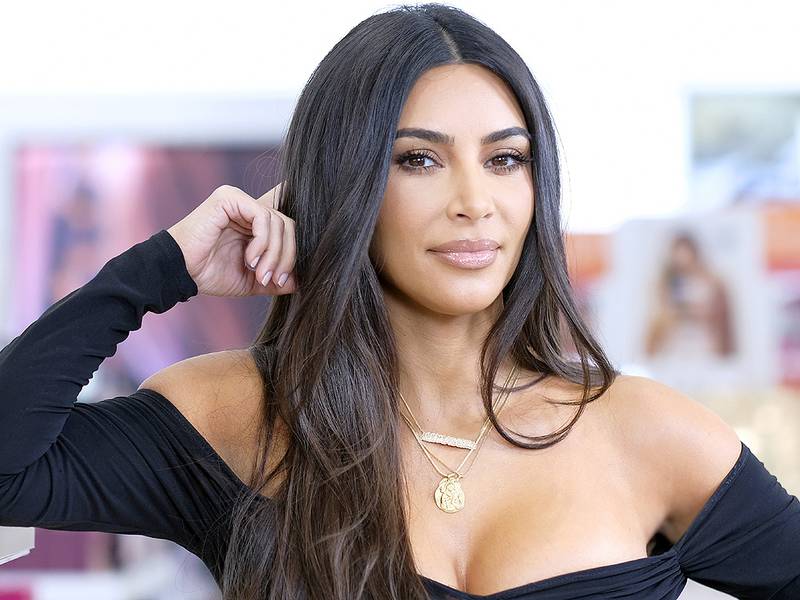 Kim Kardashian enciende las redes por su atuendo para ejercitarse