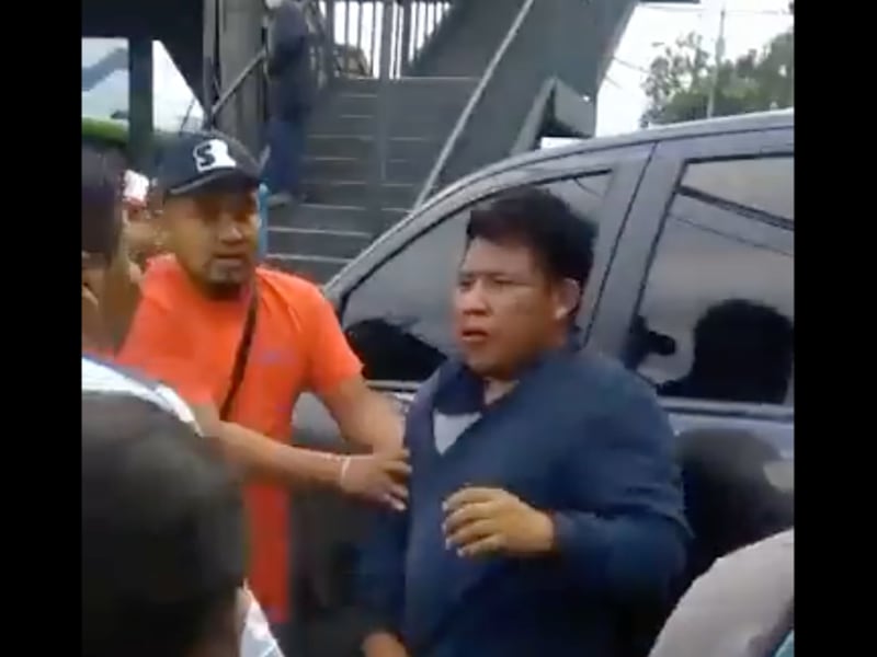 Vapulean a supuesto ladrón en la calzada Aguilar Batres (VIDEO)
