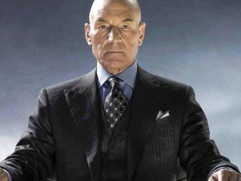 “Profesor Charles Xavier” cautiva por su apariencia física a sus 81 años