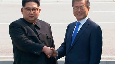VIDEO. El líder norcoreano Kim Jong Un y el presidente surcoreano se dan la mano en la línea de la frontera