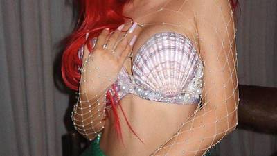 Kylie Jenner vuelve a mostrar sus curvas en un infartante monokini
