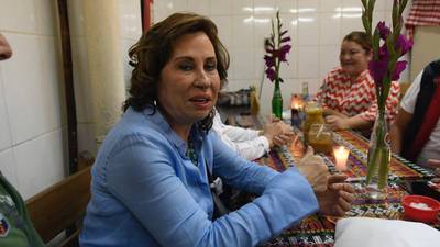 VIDEO. Sandra Torres se sube a la ola de almorzar en el Mercado Central