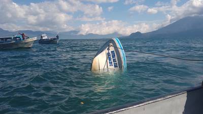 Dieciocho futbolistas naufragan en el lago de Atitlán