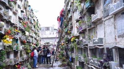 Con visitas a cementerios y coloridos barriletes, guatemaltecos conmemoran el Día de los Santos