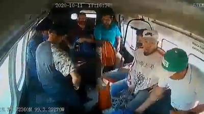 VIDEO. Graban asalto a microbús; pasajero reclama al chofer por dejar subir a los ladrones