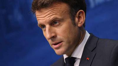 "¿Dónde está la democracia francesa?"; interrumpen a Macron durante discurso