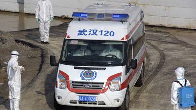 Hospital chino construido en tiempo récord recibe a sus primeros pacientes