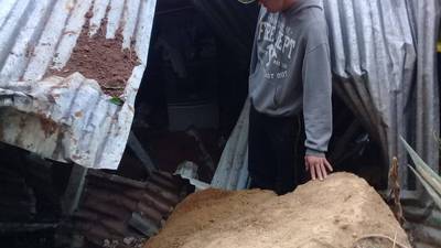 Deslizamiento deja una persona soterrada en ruta al Pacífico