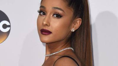 Pastor se disculpa por “manosear” a Ariana Grande durante un evento público