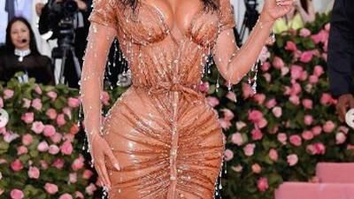 Video. Exhiben a Kim Kardashian usando una faja para entrar en el vestido del Met Gala 2019