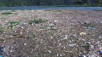 Lluvias y basura: Mantienen barridos para reducir contaminación en el lago de Amatitlán
