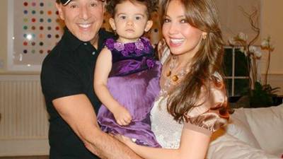 Thalía comparte foto con su hija y la critican por &#34;fea&#34; y ser igual al papá