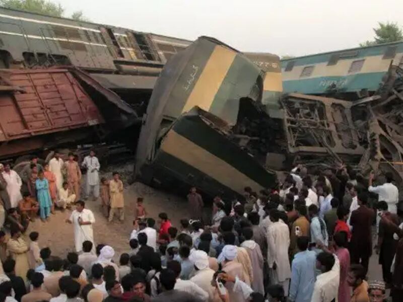 VIDEO. Más de 28 muertos en descarrilamiento de tren en Pakistán