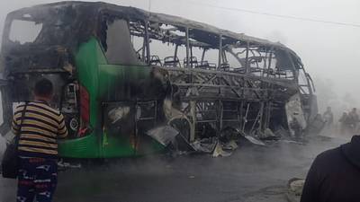 Dos pasajeros mueren al incendiarse un bus y un tráiler