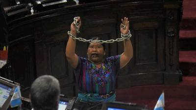 Diputada se encadena durante sesión por la Independencia