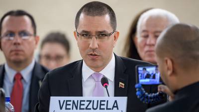 Canciller de Venezuela asegura que Alejandro Giammattei se lanzó a los pies de Donald Trump