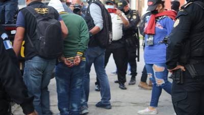 Capturan a dos hombres y a una mujer por el asesinato de dos adolescentes en Villa Nueva