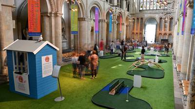 ¡INSÓLITO! Catedrales instalan minigolf, tobogán y otros juegos para atraer fieles