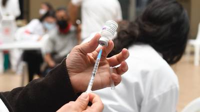 IGSS inicia vacunación contra el Covid-19 a maestros del área metropolitana