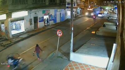 VIDEO. Mujer fue arrollada por una moto y taxi le pasó por encima
