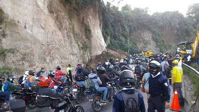 Derrumbe de grandes proporciones en km 18 de la ruta a Ciudad Quetzal