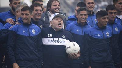 Fiesta y locura en el primer entreno de Diego Maradona con Gimnasia