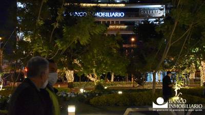 Banco Inmobiliario le da la bienvenida a la Navidad al iluminar la Plaza España