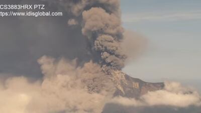 Evacúan a familias por erupción del volcán de Fuego
