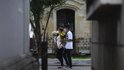 Guatemaltecos visitan las tumbas de sus seres queridos
