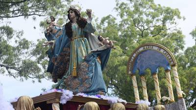Cientos participan en la procesión de la Virgen de la Asunción