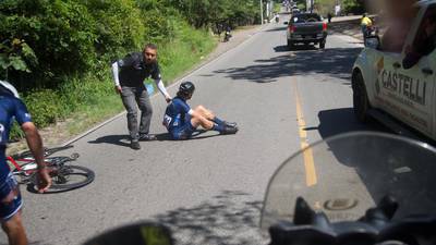 VIDEO. Corredores sufren caídas en los primeros kilómetros de la segunda etapa de la Vuelta