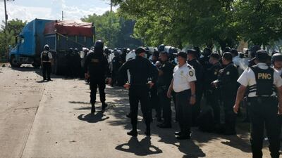 Policía desaloja a manifestantes en El Estor, Izabal