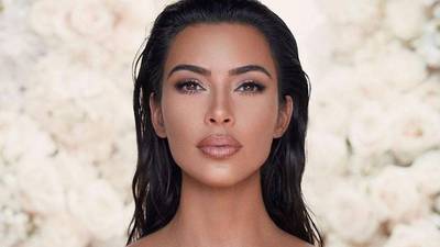 Kim Kardashian deja ver su rostro sin maquillaje y la reacción de sus fanáticos es aterrorizante