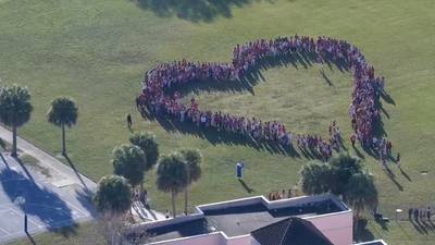 Estudiantes formaron un corazón en honor a víctimas del tiroteo en escuela de Parkland