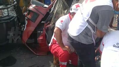 VIDEO: rescatan a dos personas del interior de tuctuc que fue embestido por microbús